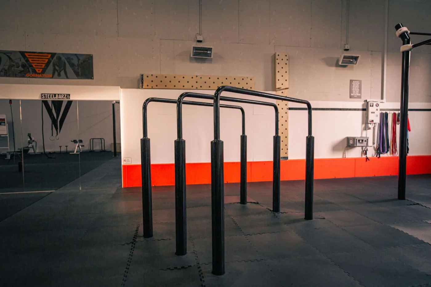 Parallel Bars und Trainingsfläche