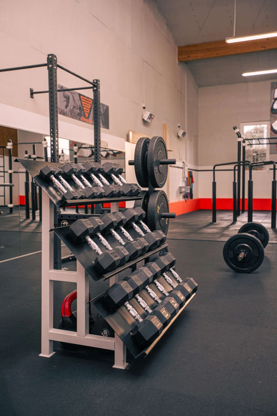 Kurzhantel-Rack in der Trainingshalle
